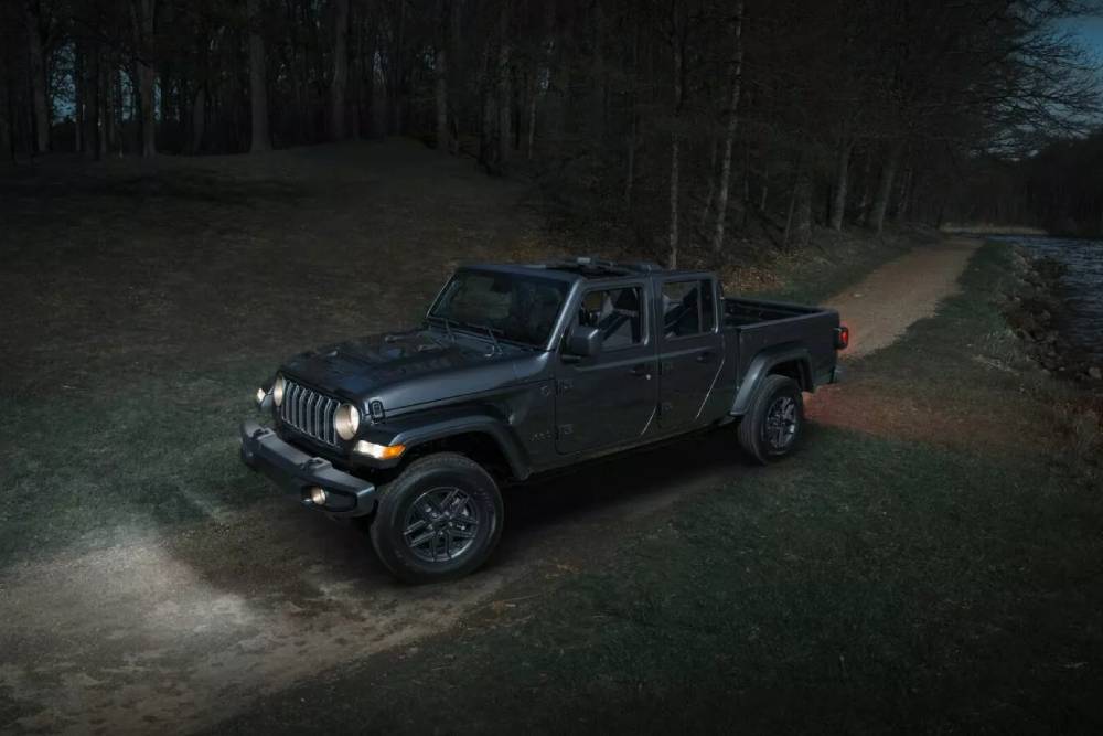 https://cdn.autogreeknews.gr/wp-content/uploads/2025/05/2025-Jeep-Gladiator-Dark-Sky-521-3-2048x1188-1.jpg