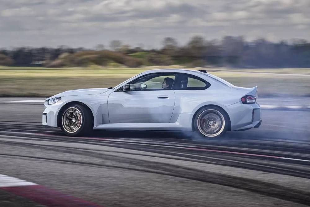 https://cdn.autogreeknews.gr/wp-content/uploads/2025/05/2026-BMW-M2-CS-015-1.jpg