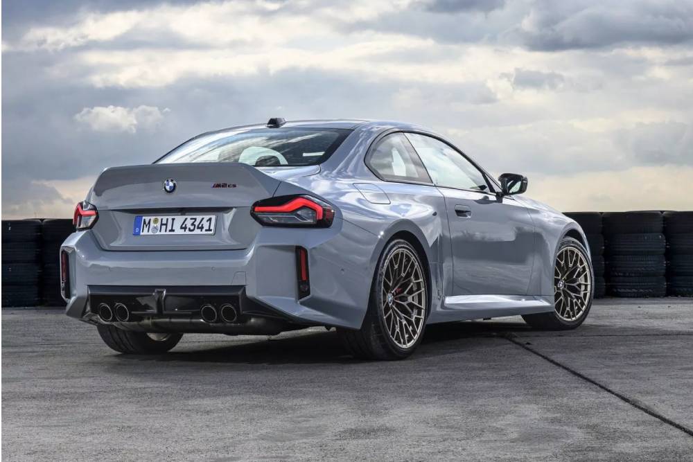 https://cdn.autogreeknews.gr/wp-content/uploads/2025/05/2026-BMW-M2-CS-026-1-scaled-1.jpg