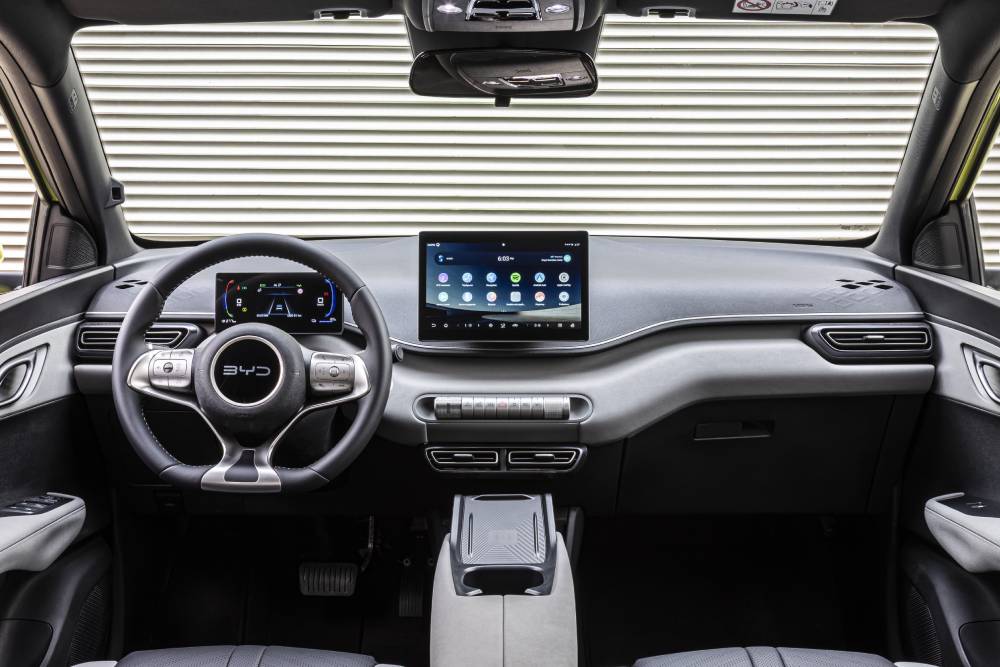 https://cdn.autogreeknews.gr/wp-content/uploads/2025/05/BYD-DOLPHIN-SURF_INTERIOR-2.jpg