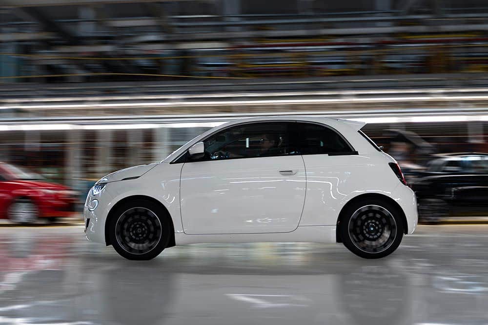 https://cdn.autogreeknews.gr/wp-content/uploads/2025/05/Fiat-500-Hybrid-2025-3.jpg