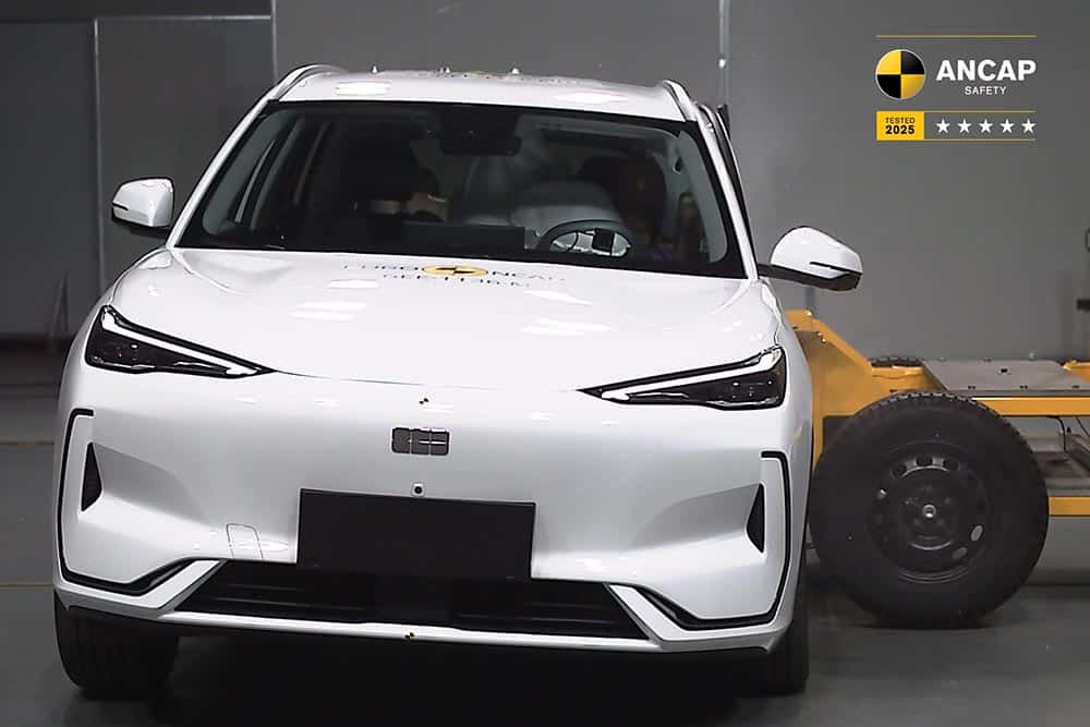 https://cdn.autogreeknews.gr/wp-content/uploads/2025/05/Geely-EX5-side-impact.jpg