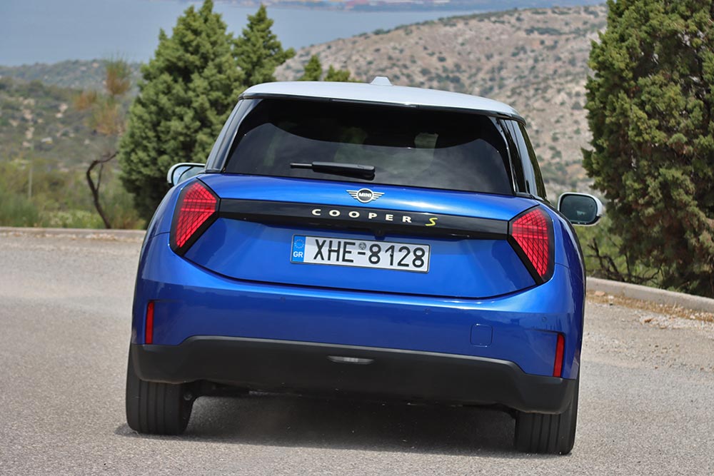 https://cdn.autogreeknews.gr/wp-content/uploads/2025/05/MINI-Cooper-SE-2025-3.jpg