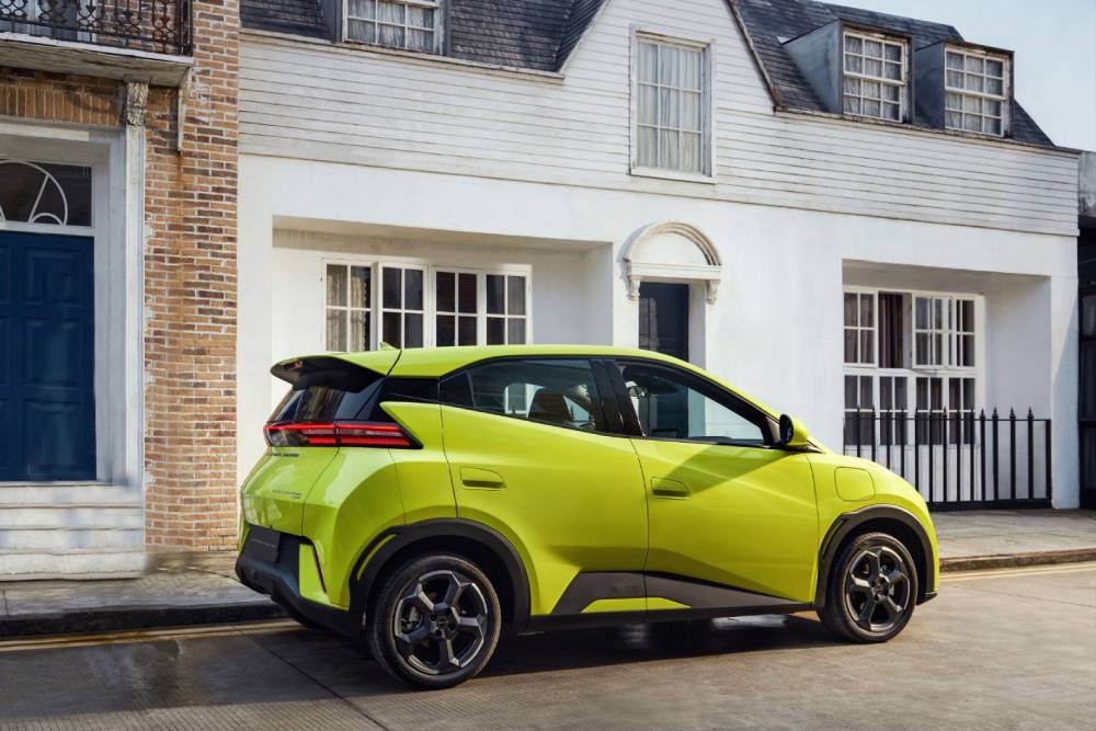 https://cdn.autogreeknews.gr/wp-content/uploads/2025/05/byd-dolphin-surf-1.jpg