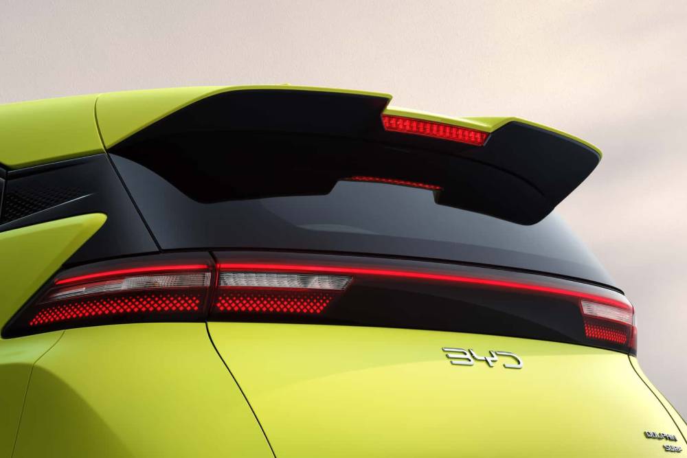 https://cdn.autogreeknews.gr/wp-content/uploads/2025/05/byd-dolphin-surf-4.jpg