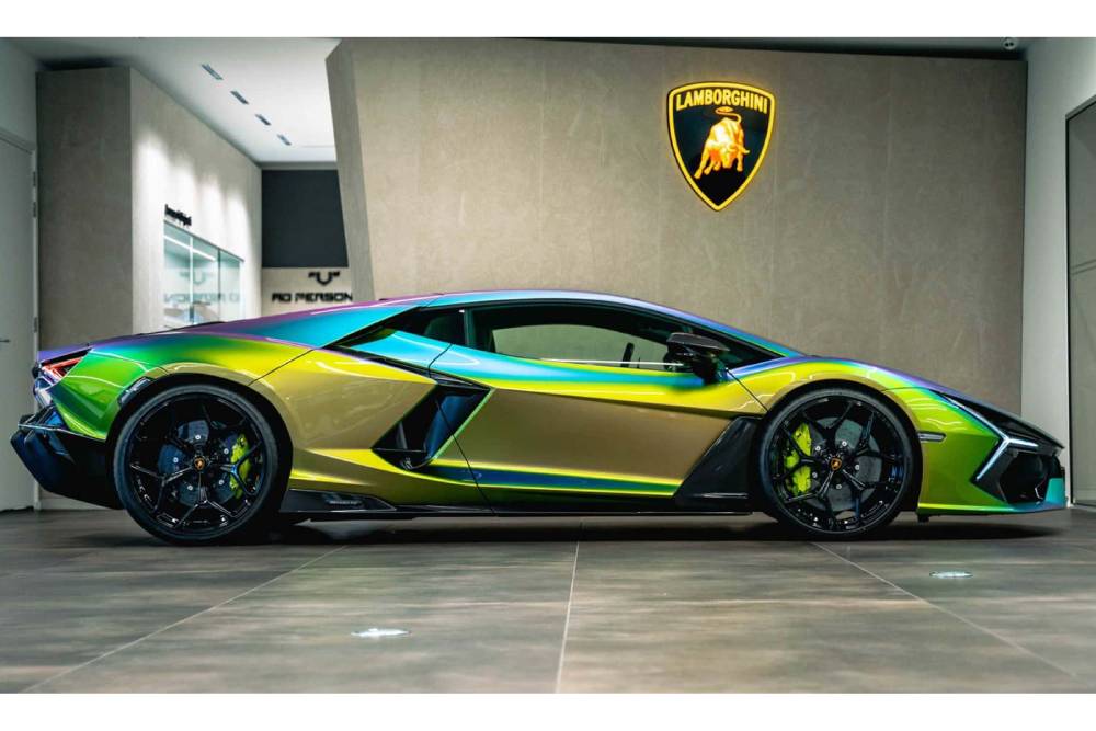 https://cdn.autogreeknews.gr/wp-content/uploads/2025/05/color-changing-lamborghini-revuelto-for-sale-1.jpg