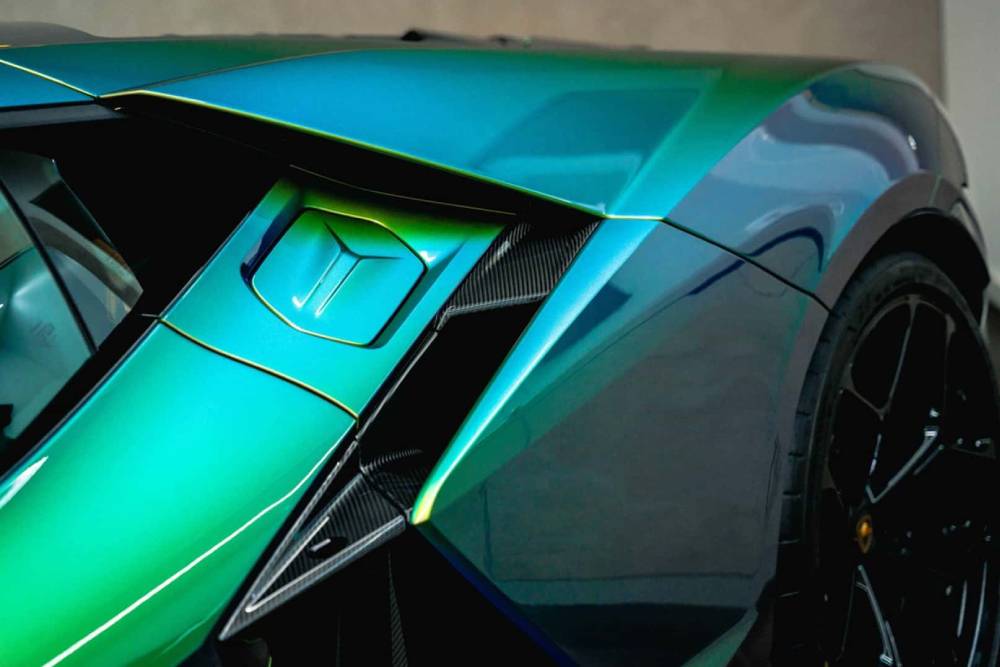 https://cdn.autogreeknews.gr/wp-content/uploads/2025/05/color-changing-lamborghini-revuelto-for-sale-3.jpg