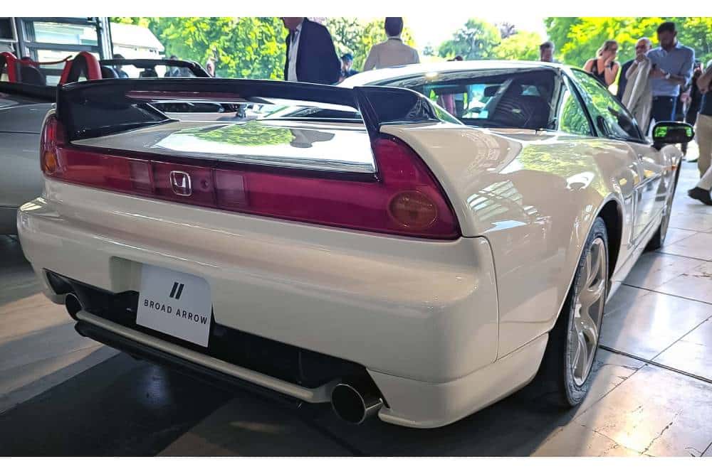 https://cdn.autogreeknews.gr/wp-content/uploads/2025/05/honda-nsx-r-2003-broad-arrow-auctions-villa-erba-1.jpg