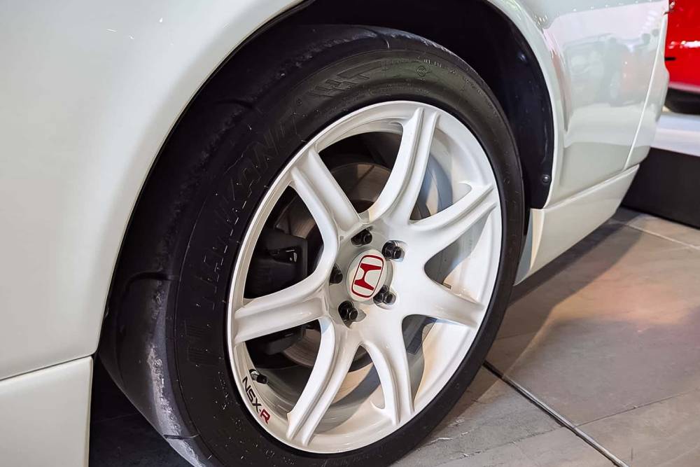 https://cdn.autogreeknews.gr/wp-content/uploads/2025/05/honda-nsx-r-2003-broad-arrow-auctions-villa-erba-8.jpg
