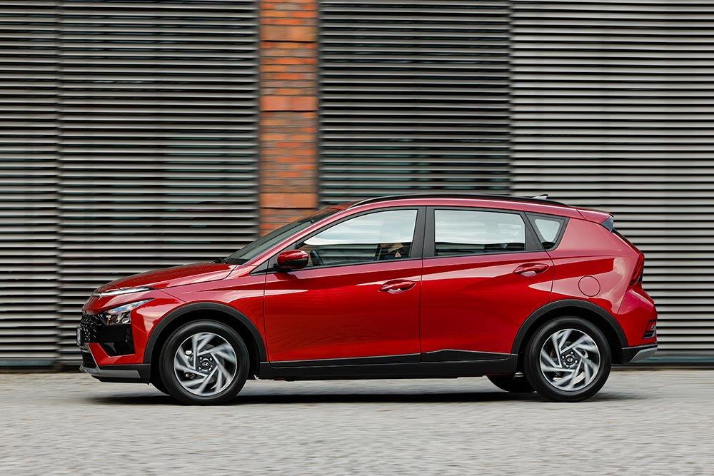 https://cdn.autogreeknews.gr/wp-content/uploads/2025/05/hyundai-bayon-dragon-red-0325-11.jpg