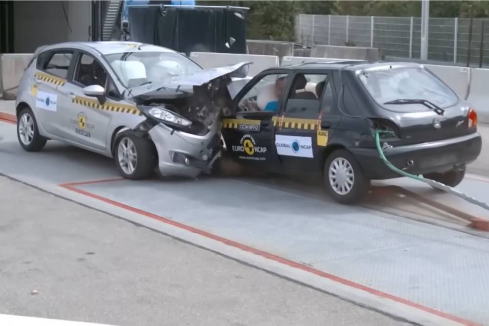 Είχαν όντως γερή λαμαρίνα τα παλιά αυτοκίνητα; (+video)