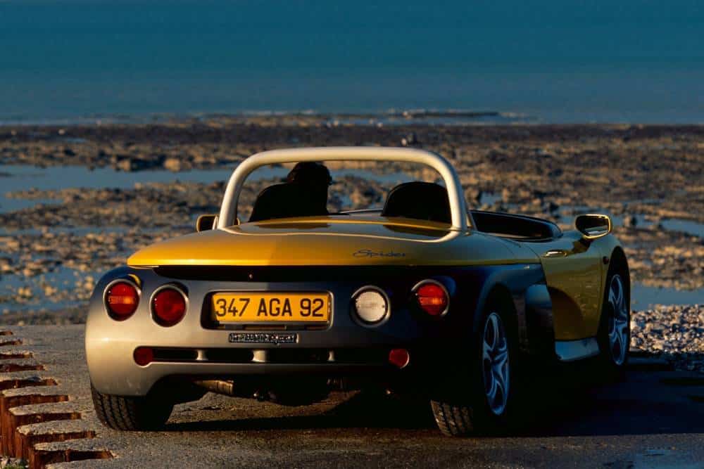 https://cdn.autogreeknews.gr/wp-content/uploads/2025/05/renault_sport_spider_97.jpg