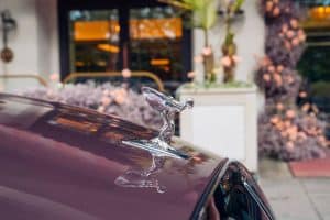 rolls-royce-spectre-wears-pink-with-confidence-it- (2)