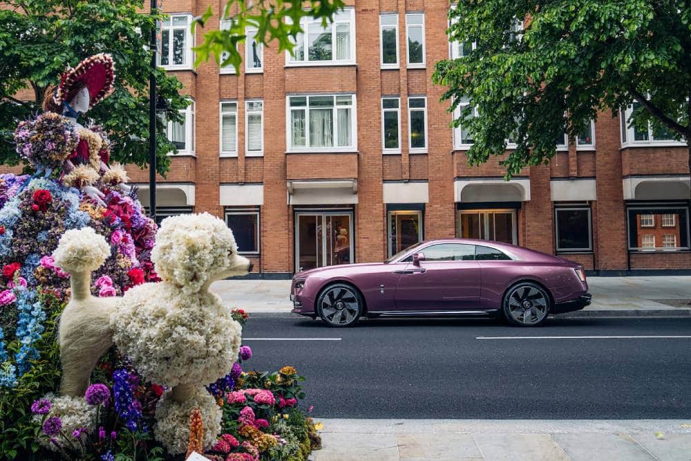 https://cdn.autogreeknews.gr/wp-content/uploads/2025/05/rolls-royce-spectre-wears-pink-with-confidence-it-5.jpg