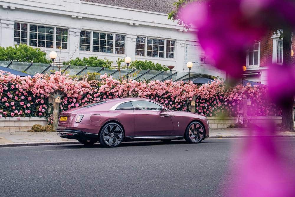 https://cdn.autogreeknews.gr/wp-content/uploads/2025/05/rolls-royce-spectre-wears-pink-with-confidence-it-6.jpg