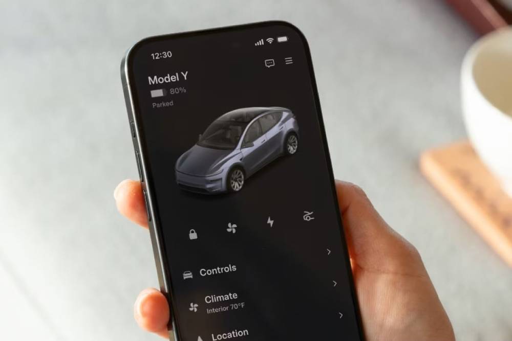 https://cdn.autogreeknews.gr/wp-content/uploads/2025/05/tesla-app.jpg