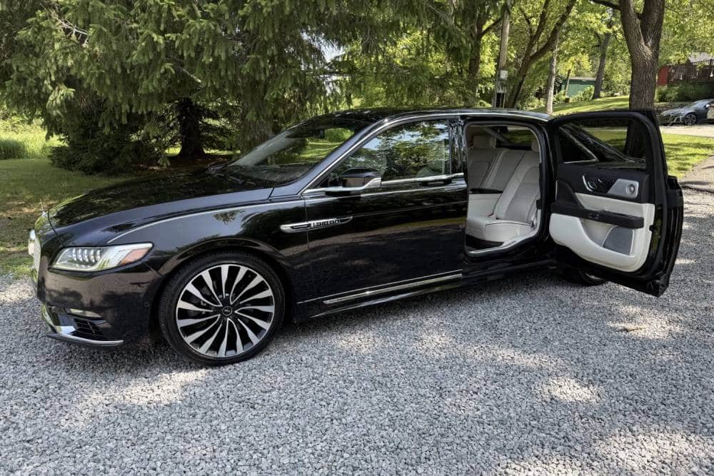 https://cdn.autogreeknews.gr/wp-content/uploads/2025/06/2019-lincoln-sedan-with-rare-feature-is-one-of-the.jpg