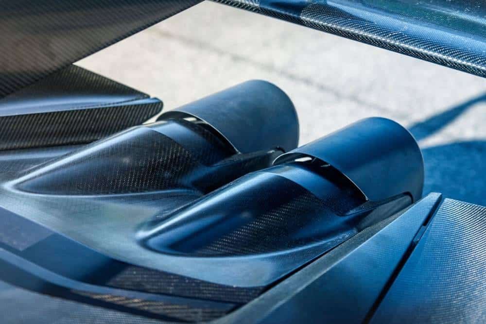https://cdn.autogreeknews.gr/wp-content/uploads/2025/06/2024-bugatti-bolide-exterior-exhaust.jpg