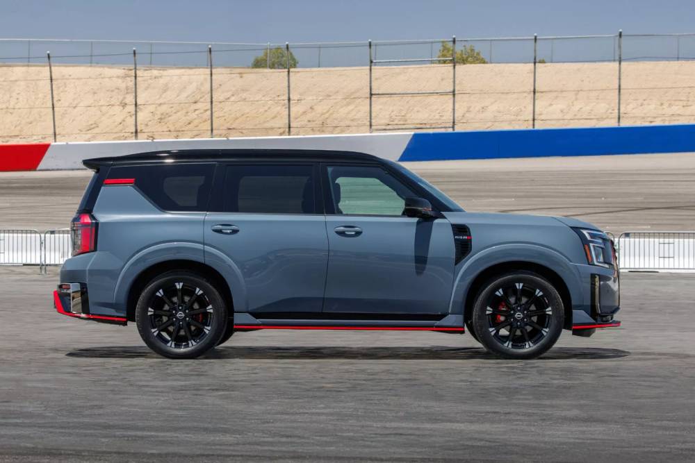 https://cdn.autogreeknews.gr/wp-content/uploads/2025/06/2026-Nissan-Armada-Nismo-624-12-2048x1366-1.jpg