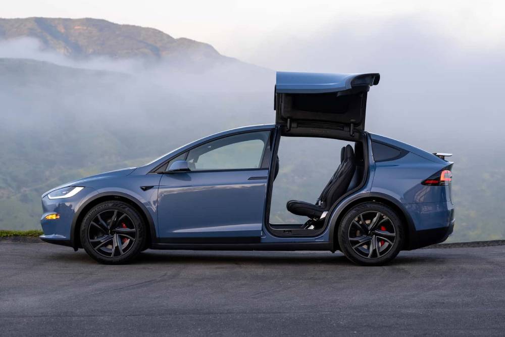 https://cdn.autogreeknews.gr/wp-content/uploads/2025/06/2026-tesla-model-x-2.jpg