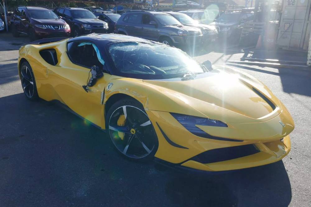 «Τζάμπα» ντεραπαρισμένη Ferrari SF90 Stradale