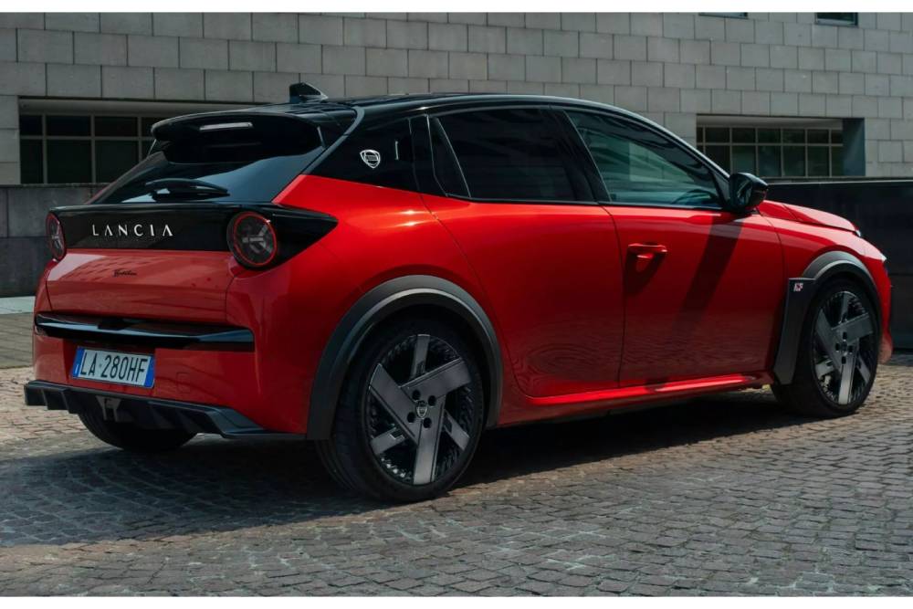 https://cdn.autogreeknews.gr/wp-content/uploads/2025/06/Lancia-Ypsilon-HF-2-copy-2048x1152-1.jpg