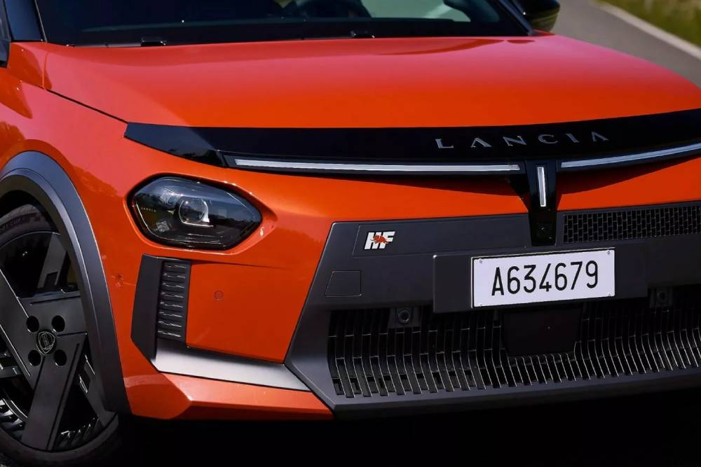 https://cdn.autogreeknews.gr/wp-content/uploads/2025/06/Lancia-Ypsilon-HF-5-copy-2048x1152-1.jpg