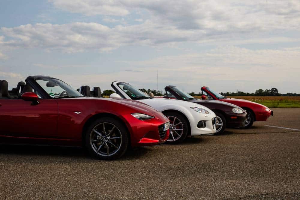 https://cdn.autogreeknews.gr/wp-content/uploads/2025/06/MX-5_AllGen-1.jpg