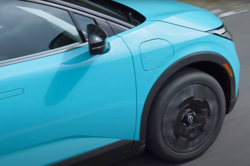 https://cdn.autogreeknews.gr/wp-content/uploads/2025/06/Nissan-Leaf-Final-Teaser-2-2048x1153-1.jpg