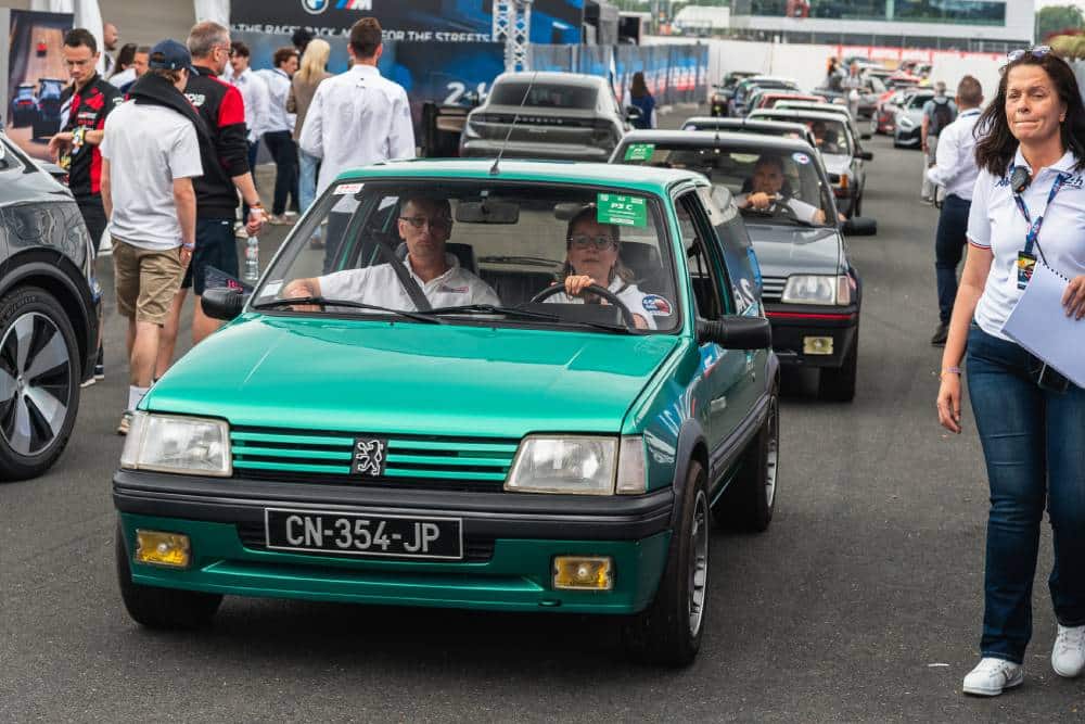 https://cdn.autogreeknews.gr/wp-content/uploads/2025/06/Peugeot-205-GTi-parade-4-1.jpg