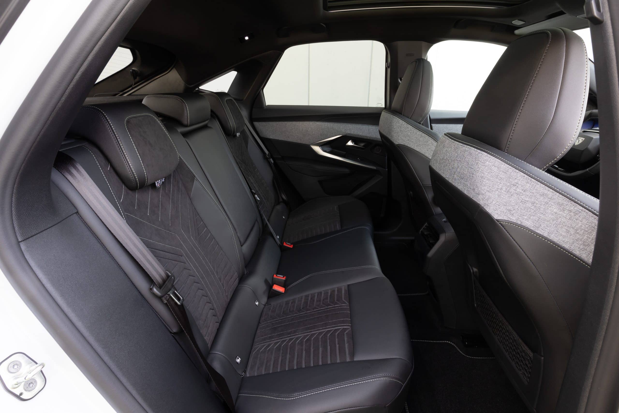 https://cdn.autogreeknews.gr/wp-content/uploads/2025/06/Peugeot-3008-GT-interior-5-scaled.jpg
