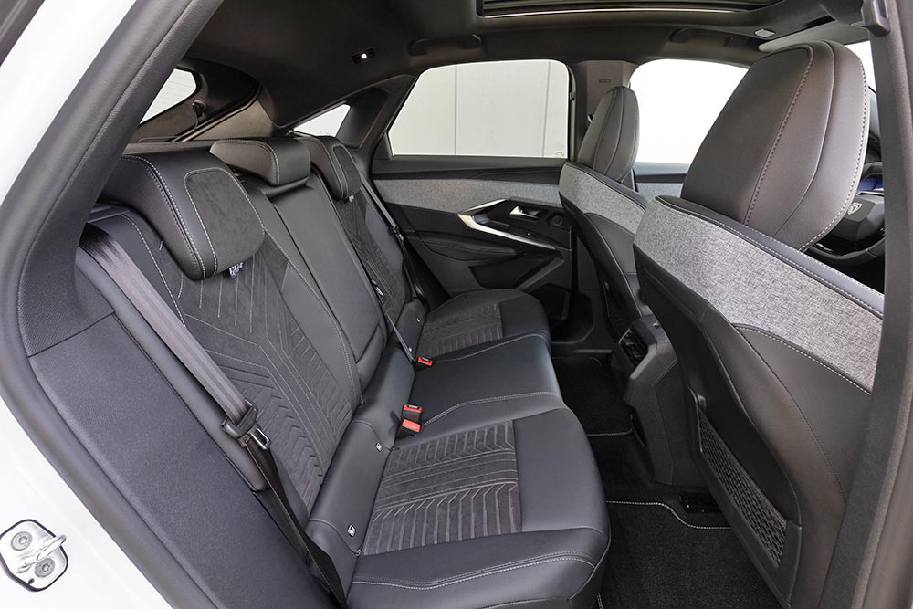 https://cdn.autogreeknews.gr/wp-content/uploads/2025/06/Peugeot-3008-GT-interior-6.jpg