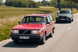 Volvo_XC60_overtakes_the_240-(1)