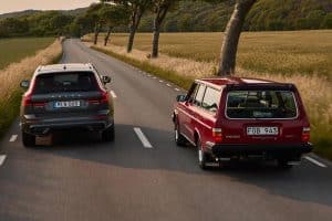Volvo_XC60_overtakes_the_240-(2)