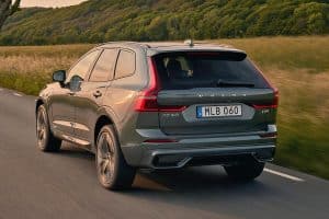 Volvo_XC60_overtakes_the_240-(3)