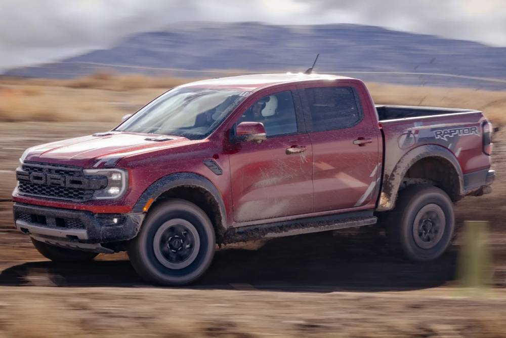 https://cdn.autogreeknews.gr/wp-content/uploads/2025/06/ford-ranger-raptor-driving-school.jpg