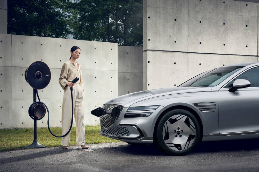 https://cdn.autogreeknews.gr/wp-content/uploads/2025/06/genesis-launches-2025-electrified-g80-with-354-mil-4.jpg