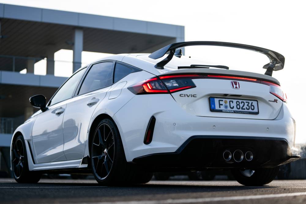 https://cdn.autogreeknews.gr/wp-content/uploads/2025/06/honda_civic_type-r_j-1.jpg
