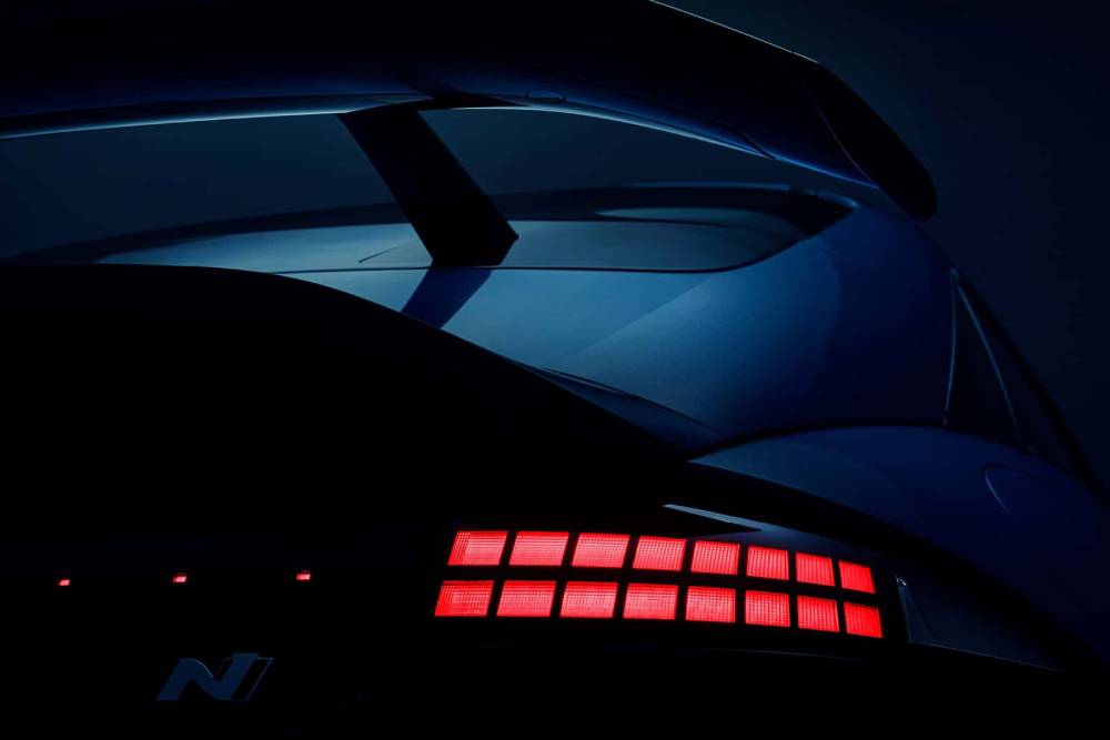 https://cdn.autogreeknews.gr/wp-content/uploads/2025/06/hyundai-ioniq-6-n-teaser-1.jpg