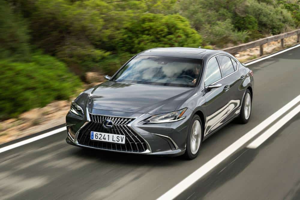 https://cdn.autogreeknews.gr/wp-content/uploads/2025/06/lexus_es_300h_5738.jpg