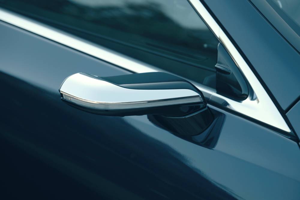 https://cdn.autogreeknews.gr/wp-content/uploads/2025/06/lexus_es_300h_with_digital_door_monitors_99.jpg