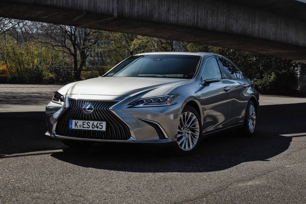 https://cdn.autogreeknews.gr/wp-content/uploads/2025/06/lexus_es_300h_with_digital_side-view_monitor.jpg