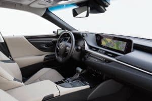 lexus_es_300h_with_digital_side-view_monitor_91