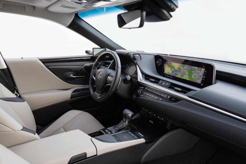 https://cdn.autogreeknews.gr/wp-content/uploads/2025/06/lexus_es_300h_with_digital_side-view_monitor_91.jpg