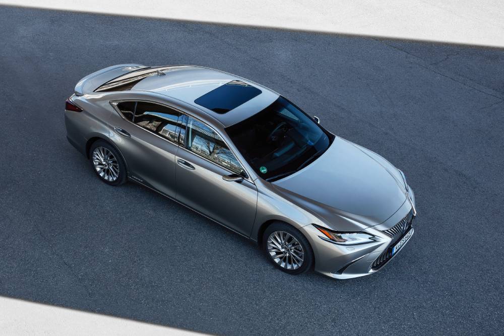 https://cdn.autogreeknews.gr/wp-content/uploads/2025/06/lexus_es_300h_with_digital_side-view_monitor_96.jpg