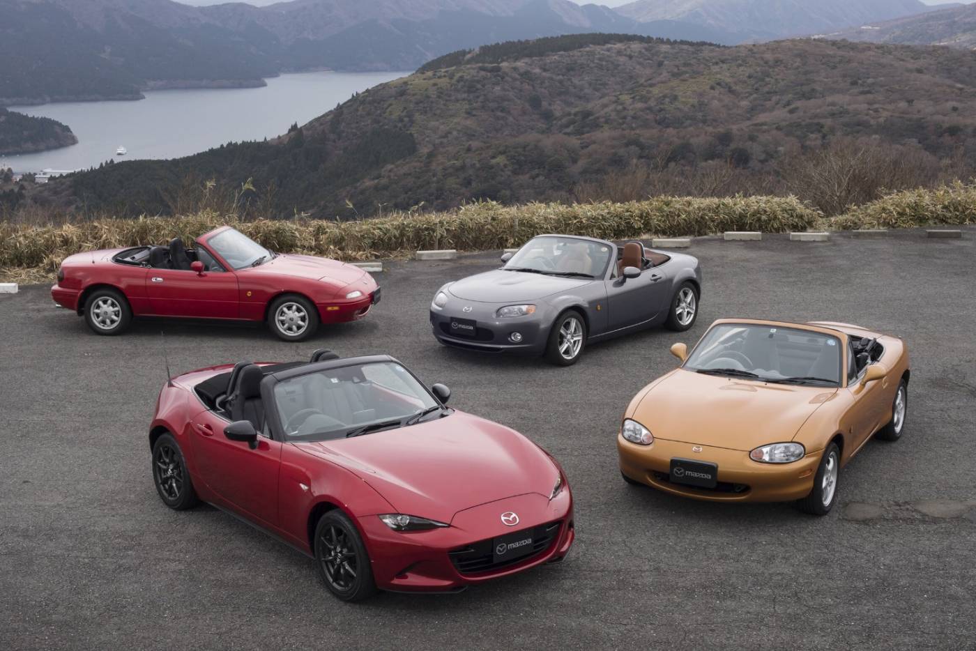 https://cdn.autogreeknews.gr/wp-content/uploads/2025/06/mazda-mx-5-all-generations-1.jpg