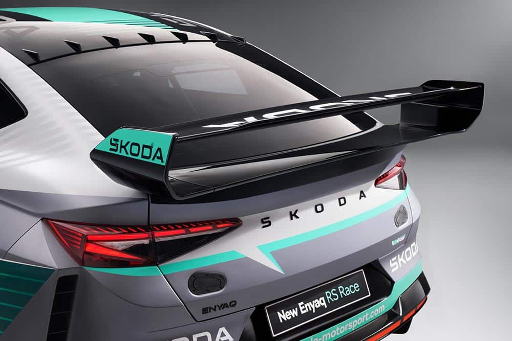 https://cdn.autogreeknews.gr/wp-content/uploads/2025/06/new_skoda_enyaq_rs_race-2.jpg