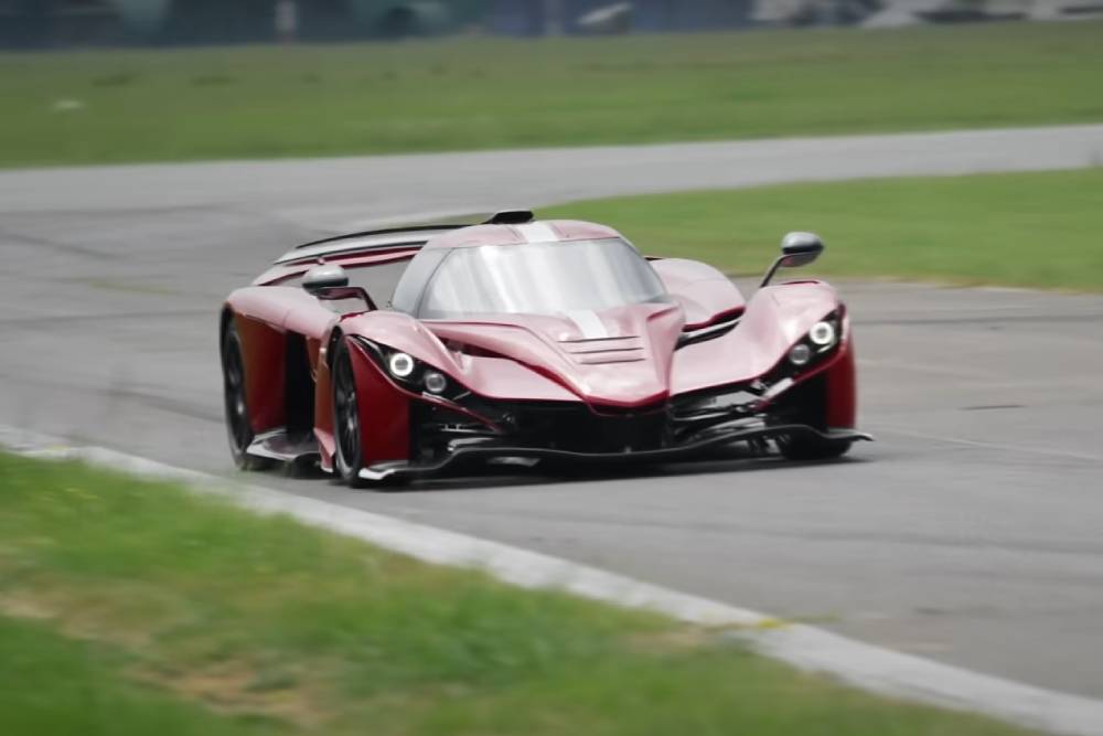 https://cdn.autogreeknews.gr/wp-content/uploads/2025/06/praga-bohema-top-gear-02.jpg