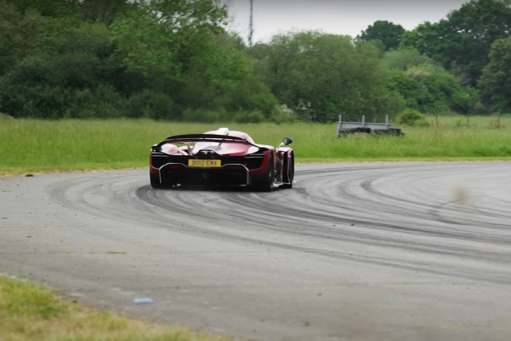 https://cdn.autogreeknews.gr/wp-content/uploads/2025/06/praga-bohema-top-gear-04.jpg