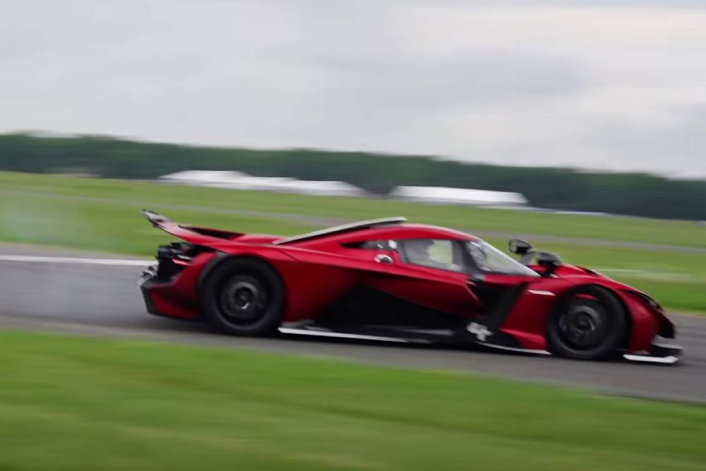 https://cdn.autogreeknews.gr/wp-content/uploads/2025/06/praga-bohema-top-gear-05.jpg